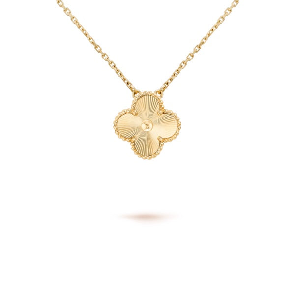 Luxe Textured Polished Medium Clover Pendant in Yellow Gold